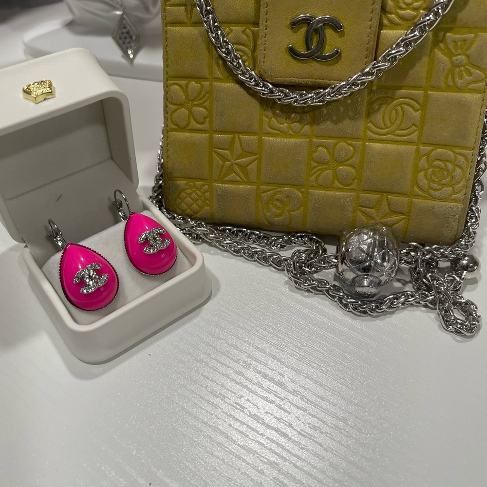 Chanel walle in Vibrant Yellow with Silver Chain and silver logo - Picture 3 of 13